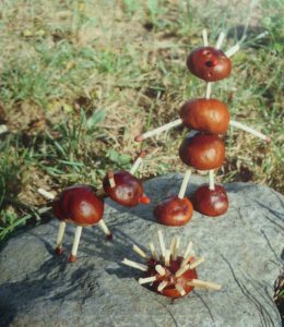 Kastanien-Männchen basteln: Herbstliche Spielidee für kleine und große Kinder