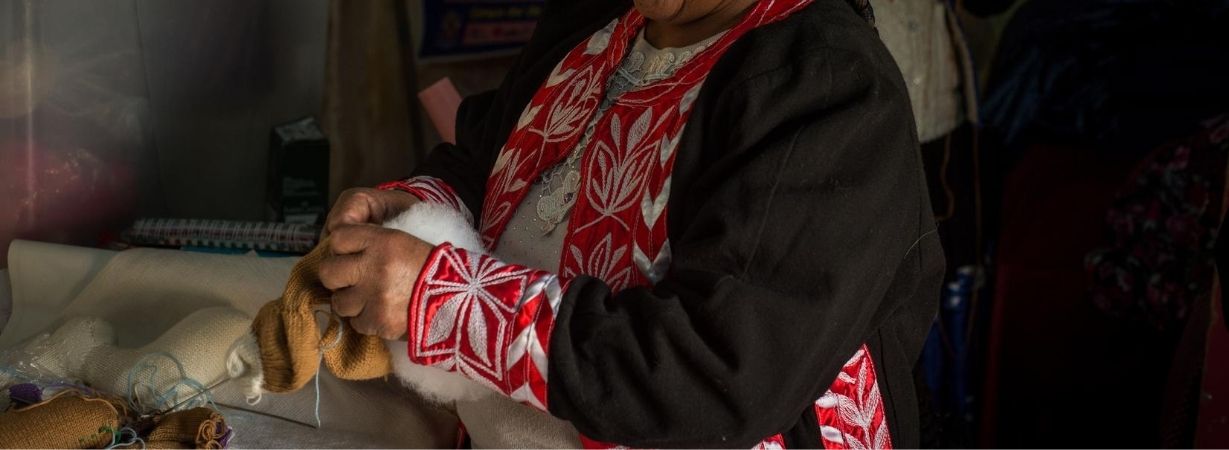 Peruanische Strickerin stopft Kuscheltier mit Polyester statt Kapok