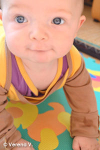 Baby-Schlafanzug-mit-Kratzschutz-Testphase-erfolgreich-bestanden-10-1-200x300