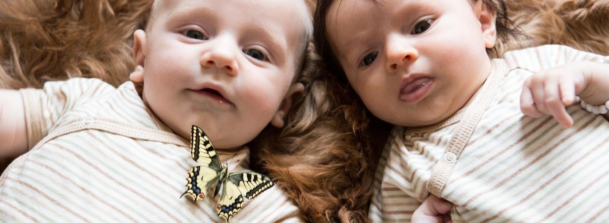 Babys tragen Kleidung aus ökologischer Pima Baumwolle