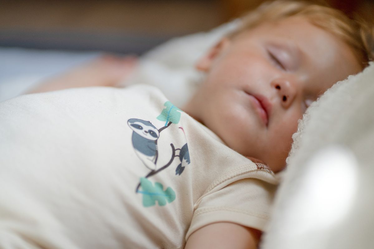 Hautfreundliche farbenfrohe Kleidung für Babys mit Neurodermitis