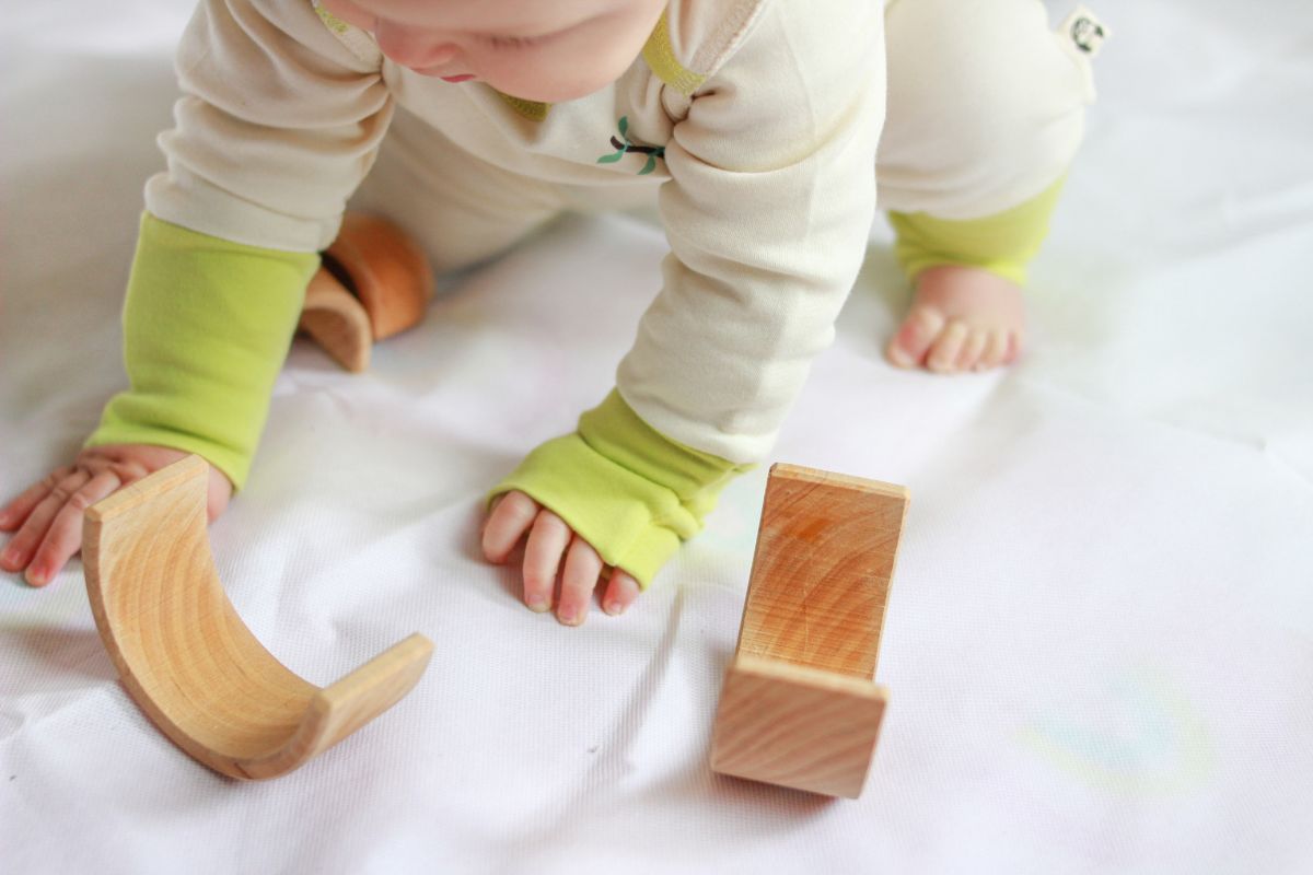 Hautfreundliche farbenfrohe Kleidung für Babys mit Neurodermitis